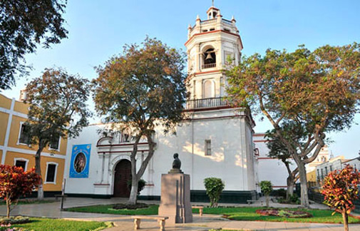 Fachada de la parroquia